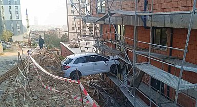 Görenler şaştı kaldı: Otomobilde mahsur kalan 4 kişi kurtarıldı