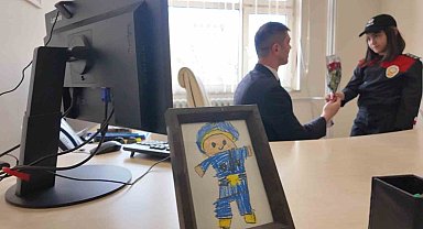 Görevi başındaki polis annelere ve babalara yavrularından anlamlı sürpriz