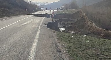 Gümüşhane-Erzincan karayolunda heyelan