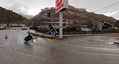 Gümüşhane'de fırtına trafik ışıklarını devirdi
