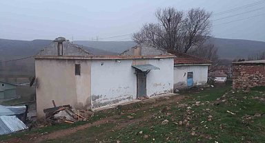 Gümüşhane'de kuvvetli fırtına nedeniyle 20 evin çatısı uçtu