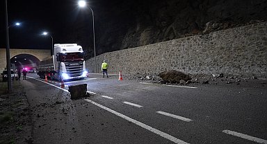 Gümüşhane'de meydana gelen heyelanda dev kayalar yola savruldu