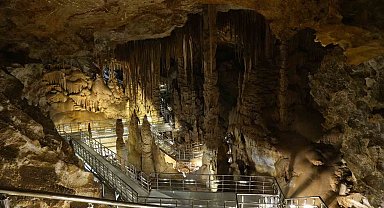 Gümüşhane'nin yer altı sarayı Karaca Mağarası ziyaretçilerini bekliyor