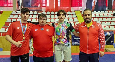 Güreşiler madalya ile döndü