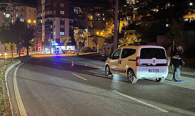Hafif ticari araç anne ve kızına çarptı