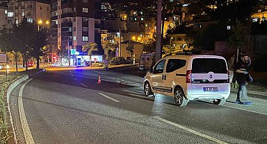 Hafif ticari araç anne ve kızına çarptı