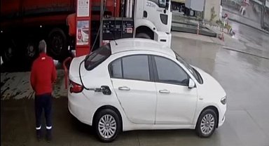 Hafif ticari araç takla attı: Kaza anı kamerada