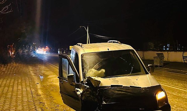 Hafif ticari araç traktörle çarpıştı, 2 kişi yaralandı