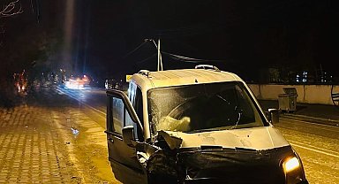 Hafif ticari araç traktörle çarpıştı, 2 kişi yaralandı
