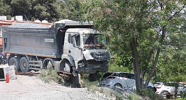 Hafriyat kamyonu otomobilin üzerine devrilmeye ramak kala duvarda asılı kaldı