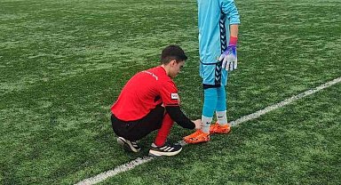 Hakem futbolcunun kramponlarını bağladı