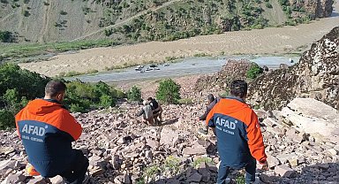 Hakkari'de dağda mahsur kalan genç, AFAD tarafından kurtarıldı