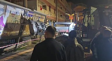Hakkari'de fırtına ağaçları devirdi, çatıları uçurdu, araçlar zarar gördü