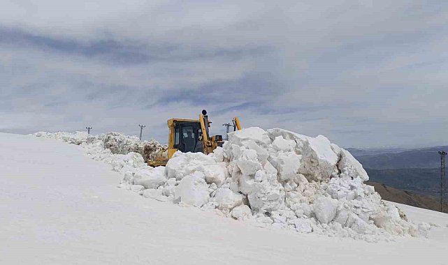 Hakkari'de karla mücadele çalışması sürüyor