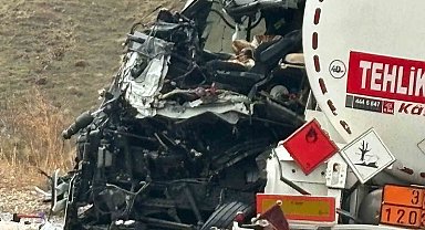 Hakkari'de otobüsle tanker çarpıştı: 8 yaralı