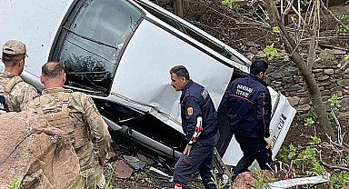 Hakkari'de otomobil şarampole yuvarlandı: 4 yaralı