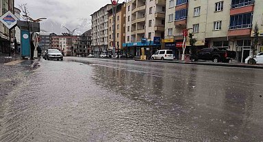 Hakkari'de sağanak yağış ve dolu etkili oldu