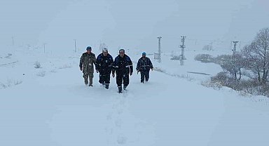 Hakkari'de su kesintisi ekiplerin zorlu mücadelesiyle giderildi