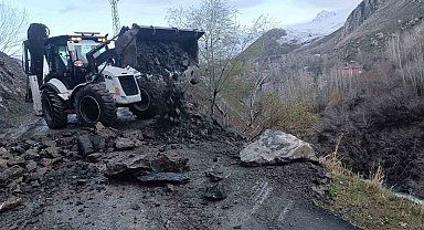Hakkari'de yola düşen kayalar temizlendi