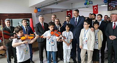 Hakkâri'de bilim ve sanat sergisi ziyarete açıldı