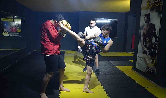 Hamza Eren Göksu, hem wushu hem de muay thaide dünya şampiyonluğu için ter döküyor