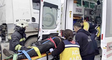 Hastayı hastaneye yetiştirmeye çalışan ambulans otomobille çarpıştı: 2 yaralı