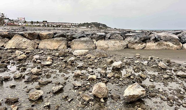 Hatay'da fırtına nedeniyle deniz 20 metre çekildi