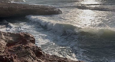 Hatay'da fırtına nedeniyle dev dalgalar oluştu