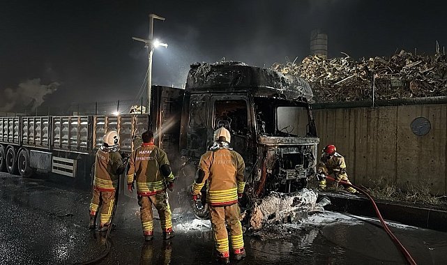 Hatay'da hurda yüklü tır alevlere teslim oldu