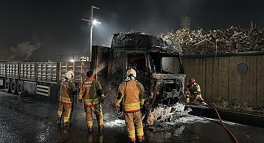Hatay'da hurda yüklü tır alevlere teslim oldu