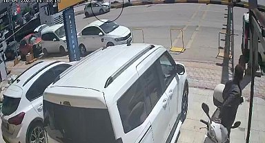 Hatay'daki ölümlü kazada 2 kadının metrelerce havaya uçtuğu anlar kamerada