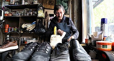 Hayatını ayakkabı tamir ederek kazandı