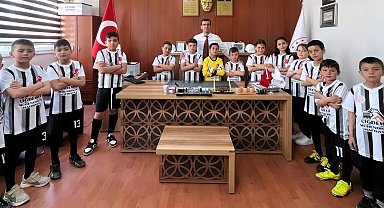 Hayırsever işadamı okul futbol takımını sevindirdi