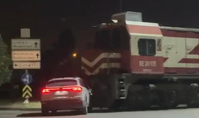 Hemzemin geçitte tren ile otomobil çarpıştı
