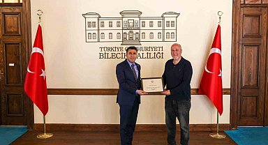 Her gün çöp topluyordu, Vali Aygöl teşekkür belgesi takdim etti