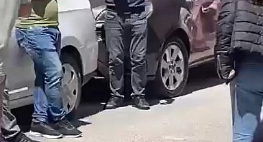 Herkes panik haldeyken bardağıyla sokağa çıkan adam çayını yudumladı