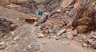 Heyelanlı yollar temizleniyor