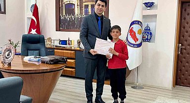Hisarcık Kaymakamı Bahar, yarışmada il birincisi olan öğrenciyi ödüllendirdi