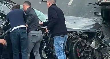 Hurdaya dönen araçtan sağ kurtuldular