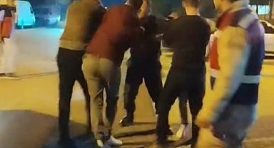 Husumetli aileler karakol çıkışı tekme tokat birbirine girdi: 1 ağır yaralı