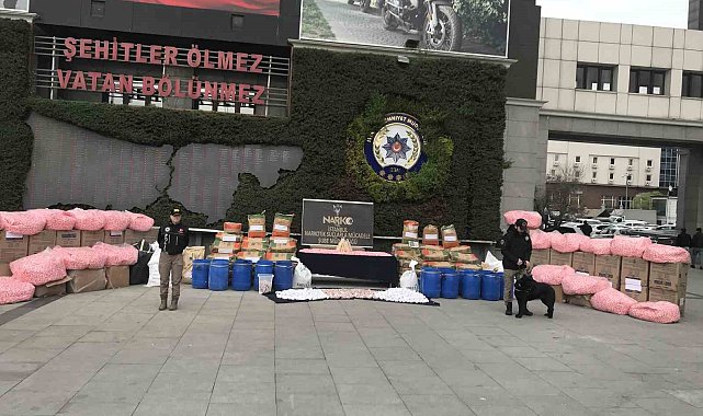 İçişleri Bakanı Yerlikaya'nın açıkladığı uyuşturucu emniyette sergilendi