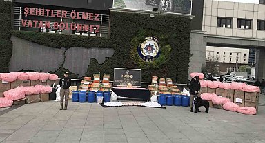 İçişleri Bakanı Yerlikaya'nın açıkladığı uyuşturucu emniyette sergilendi