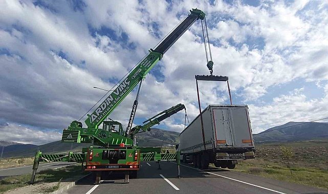 Iğdır'da kontrolden çıkan tır yol kenarında toprağa saplandı