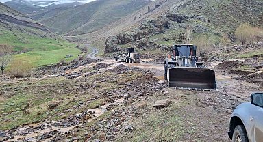 Iğdır'da sağanak yağış sonrası kapanan köy yolları açıldı