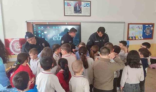İhbar üzerine okula giden polisler öğrencilerin sürprizle karşılaştılar