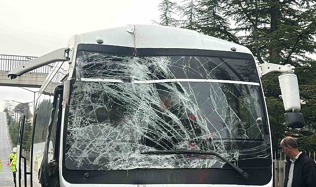 İki işçi servis aracı çarpıştı: 1'i sürücü 20 kişi yaralandı