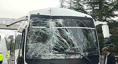 İki işçi servis aracı çarpıştı: 1'i sürücü 20 kişi yaralandı