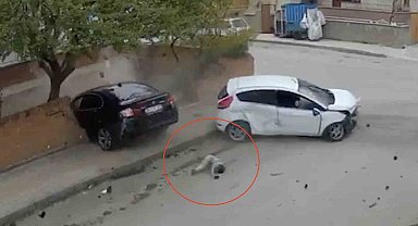 İki otomobil çarpıştı, küçük çocuk camdan fırladı: O anlar kamerada