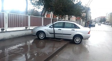 İki otomobil çarpıştı: Yaralanan 14 yaşındaki sürücü, olay yerinden kaçıp hastaneye gitti