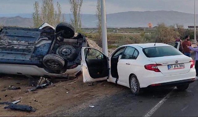 İki otomobil kafa kafaya çarpıştı: 3 yaralı